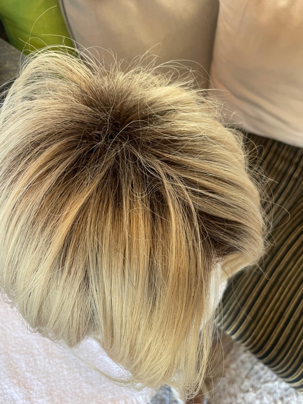 Short Blonde Women's Synthetic Wig - Stylish Layered Bob - Picture 5 of 9